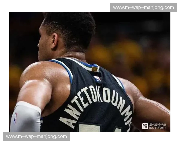 雄鹿字母哥利拉德组合威力,但防守轮转迟滞影响攻防转换效率 雄鹿字母哥利拉德组合威力,但防守轮转迟滞影响攻防转换效率